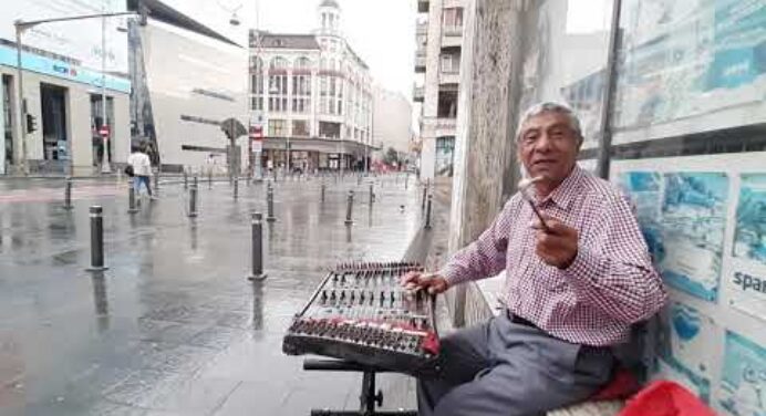 Muzică lăutărească la țambal în centrul vechi București
